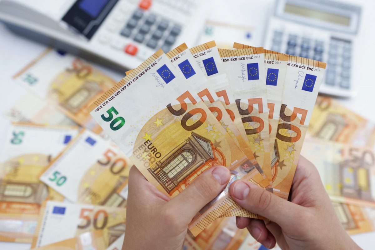 Curs valutar BNR marți, 14 februarie 2023: Scădere pentru euro și dolar la cursul Băncii Naționale. Ce bancă oferă cel mai bun curs valutar