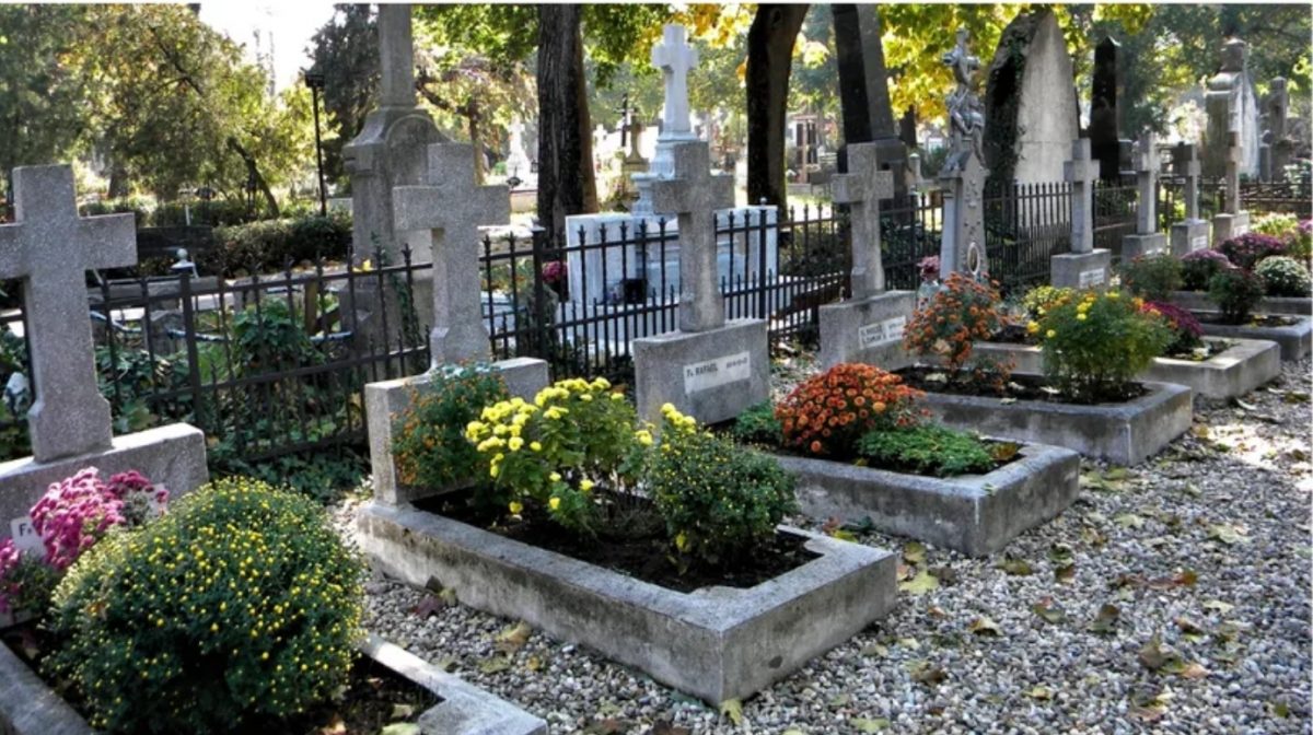 Un bărbat de 88 de ani a murit pe mormântul soției sale. Bătrânul a mers să îi ducă flori la locul de veci