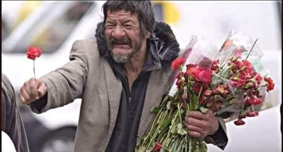 Gestul copleșitor făcut de un om al străzii din București. A împărțit flori la doamne și domnișoare, chiar dacă nici nu are ce mânca – unii l-au acuzat că le-a furat din cimitire