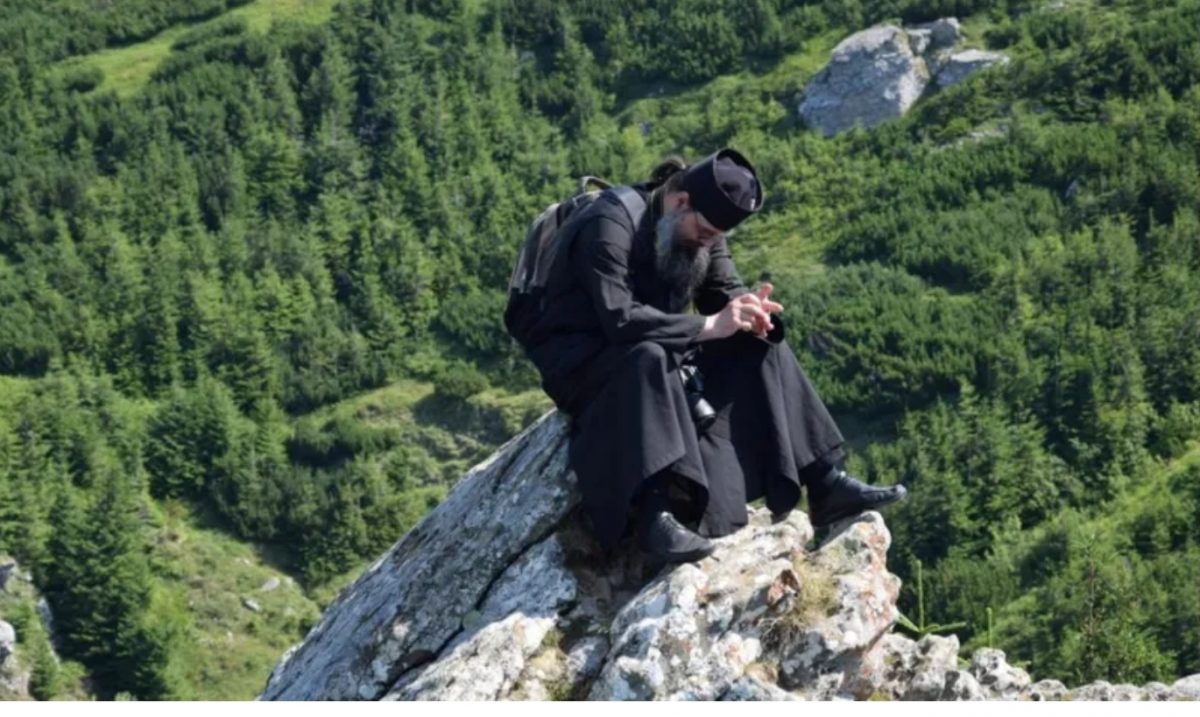 Profeţiile unui călugăr misterios pentru România. Părintele Alexandru: „Pământul va arde. Deasupra Bucureștiului va flutura drapelul sfârtecat, iar poporul se va răscula”