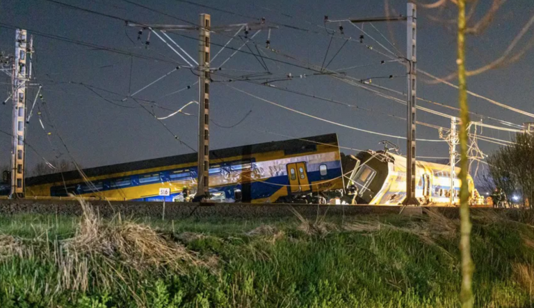 Accident de tren cumplit. Sunt zeci de persoane rănite