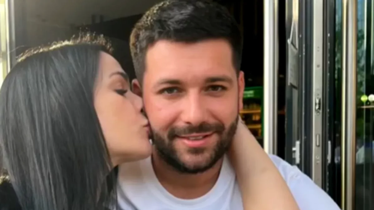ACUM TOTUL ESTE CLAR! PRIMA REACȚIE A LUI ROBERT, IUBITUL DEEI MAXER, DUPĂ CE ARTISTA ȘI-A ASUMAT RELAȚIA CU EL