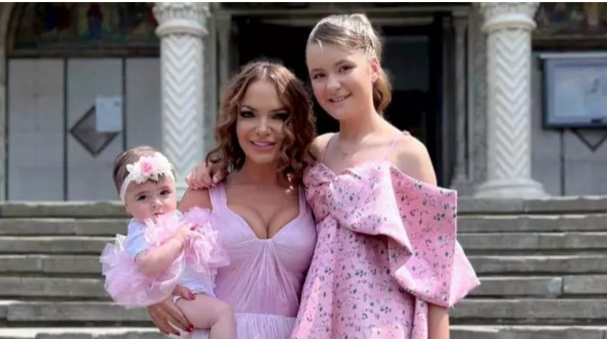 Andreea Antonescu, primele imagini de la botez. Solista și fiicele ei, ținute roz-bombon. Cum s-a îmbrăcat Andreea Bălan