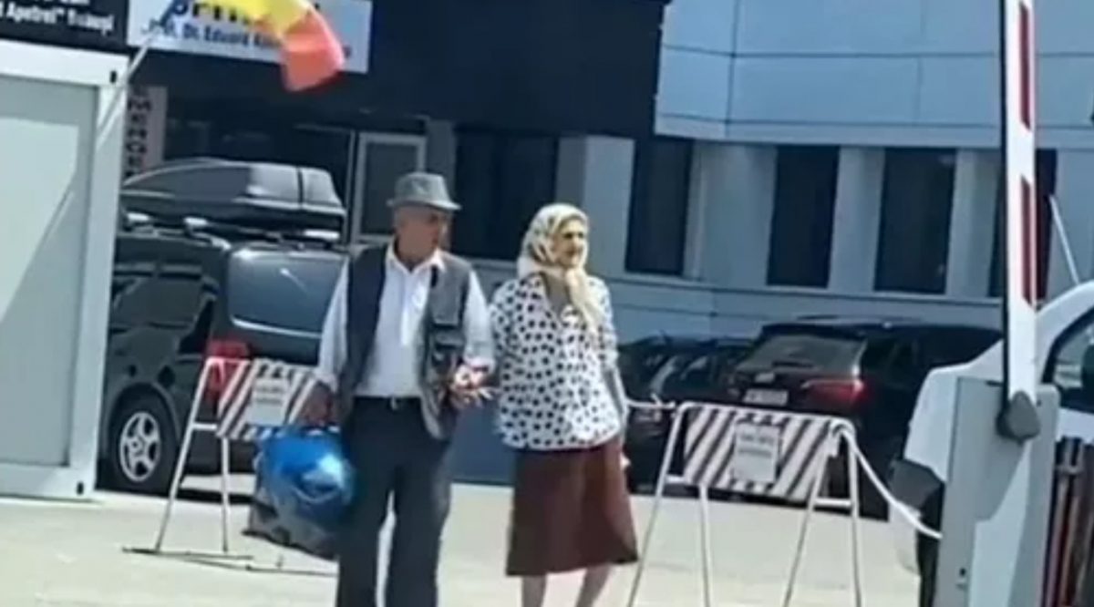 Imagini impresionante. Un bătrân din Bacău şi-a aşteptat soţia în faţa spitalului, apoi au plecat ţinându-se de mână