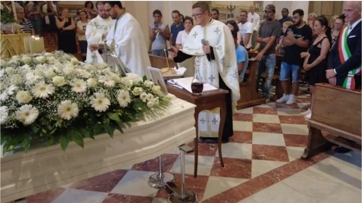 „Unde te duci, copilul meu? Aşteaptă-mă şi pe mine”. Durere fără margini la înmormântarea celor doi fraţi, Daniel şi Ştefan, care s-au înecat în Italia