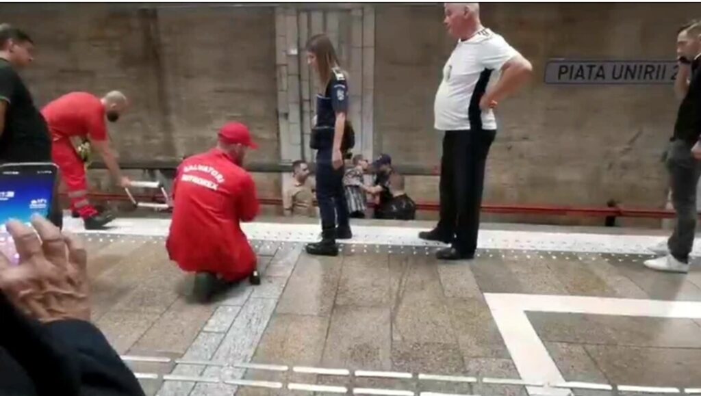 Incident la metrou. Un bărbat s-a legat cu cătușe pe șină, la Piața Unirii 2. Purta o pancartă pe care scria „Opriți păcănelele“