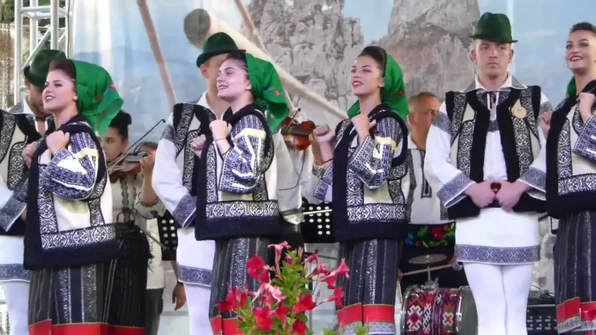 Ultimul spectacol al tinerilor din Ansamblul Florile Bucovinei. Ce au observat oamenii când au văzut imaginile