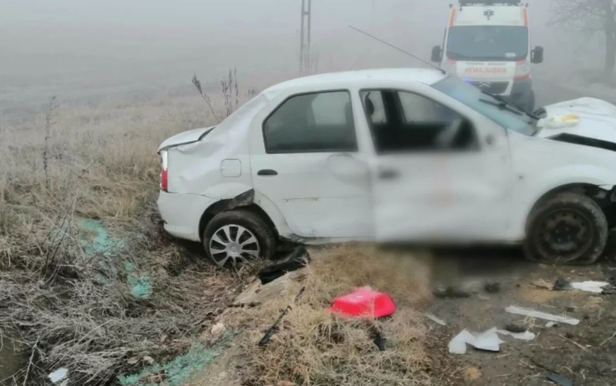 Doi tineri de 18 ani, răniţi după ce autoturismul în care circulau s-a izbit violent de un cap de pod, în Bârlad