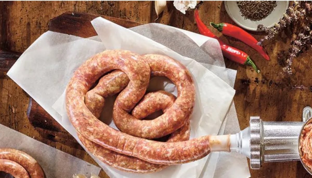 Ce să nu pui niciodată în cârnaţii de casă. Ingredientul care le strică tot gustul