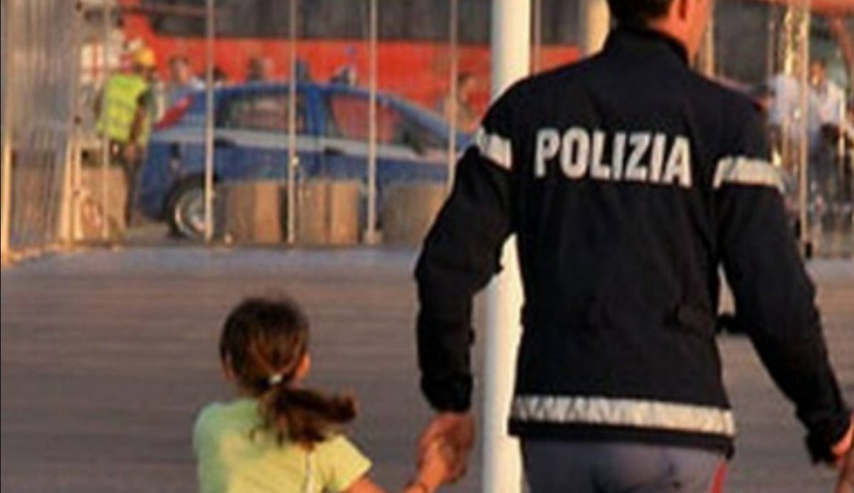Caz halucinant în Italia! O fetiță româncă a fost dată afară din casă de Revelion. Un deputat celebru a intervenit imediat
