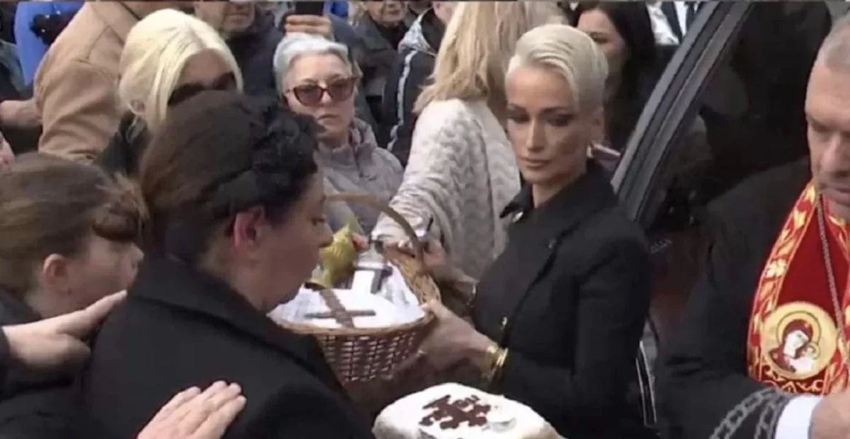 Colivă cu foiță de aur! Imagini de la înmormântarea de lux a Mioarei Roman! Cum arată aranjamentele florale