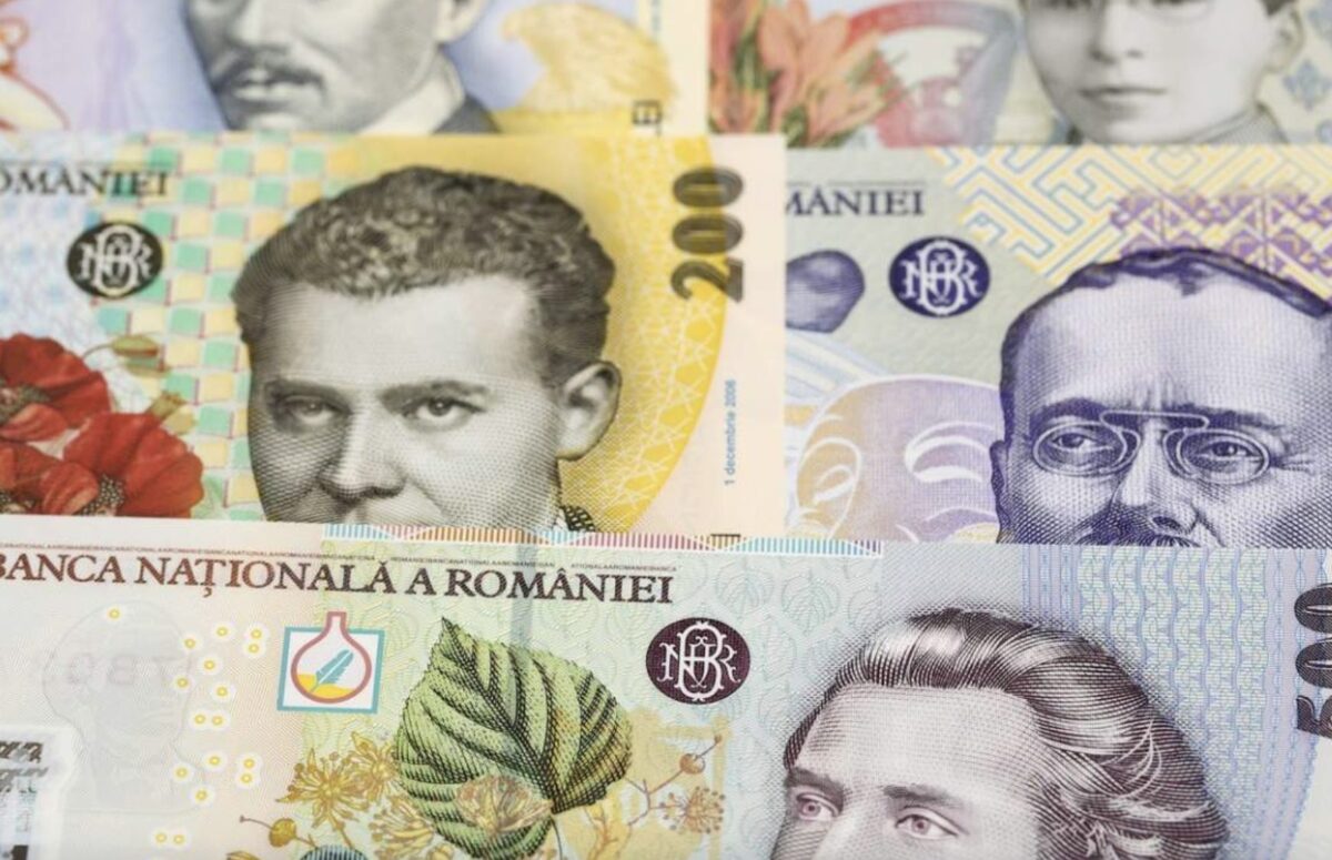 Când intră banii pe cardurile sociale pentru alimente, în luna aprilie. Anunțul făcut de Adrian Câciu
