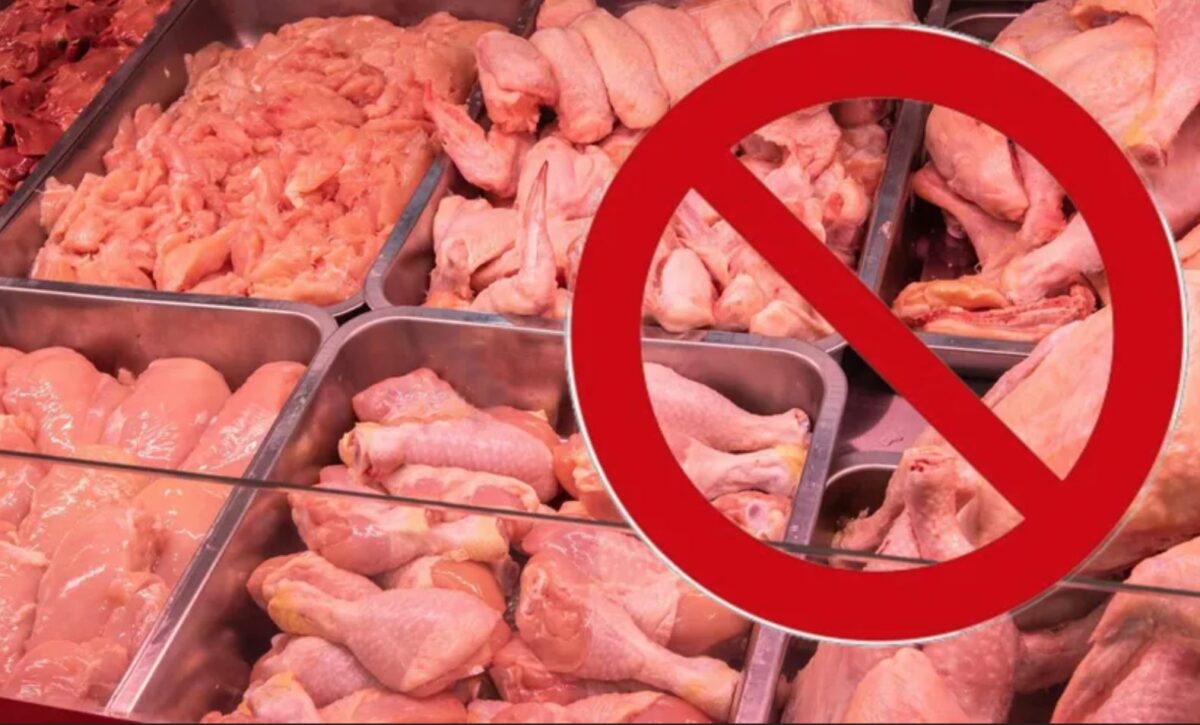 Intervenție în forță în hypermarket-urile din România! ANPC a găsit salmonella în mai multe produse din carne de pui. Opriți consumul