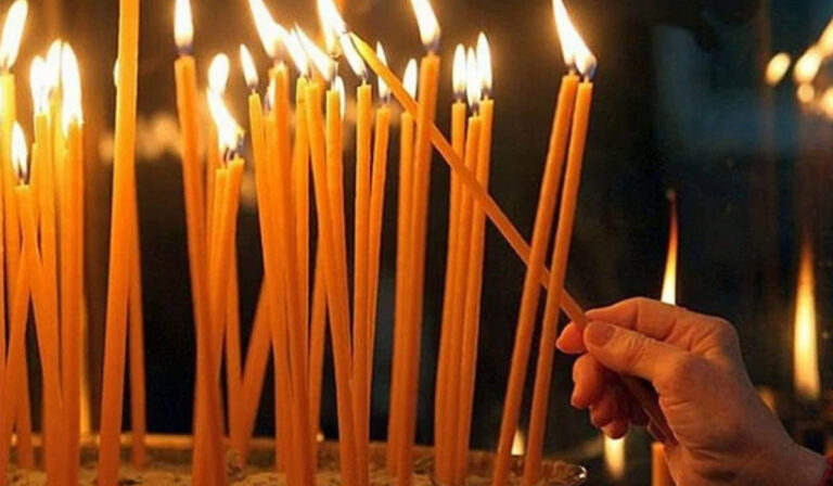 Greseala pe care o faci cand aprinzi lumanari la biserica. Preotii spun ca il superi pe Dumnezeu