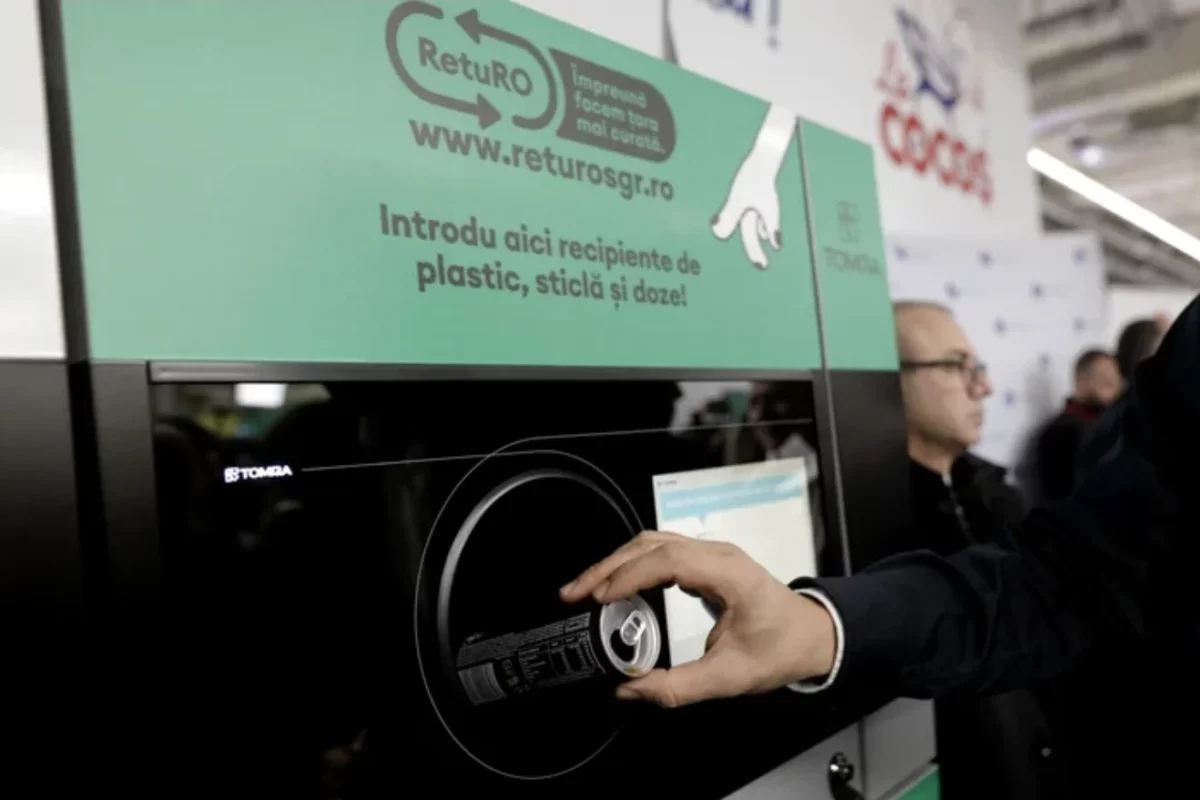 Cum păcălesc românii automatele de reciclare și iau bani şi pe sticlele care nu sunt în program