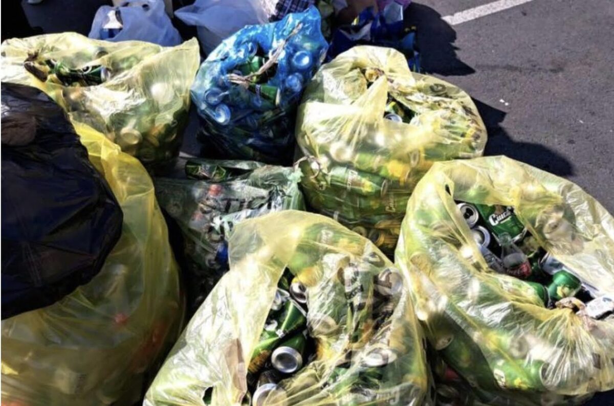 Câți bani câștigă zilnic un român care strânge ambalaje pentru reciclare. Într-o lună obține venituri mai mari decât mulți angajați din România