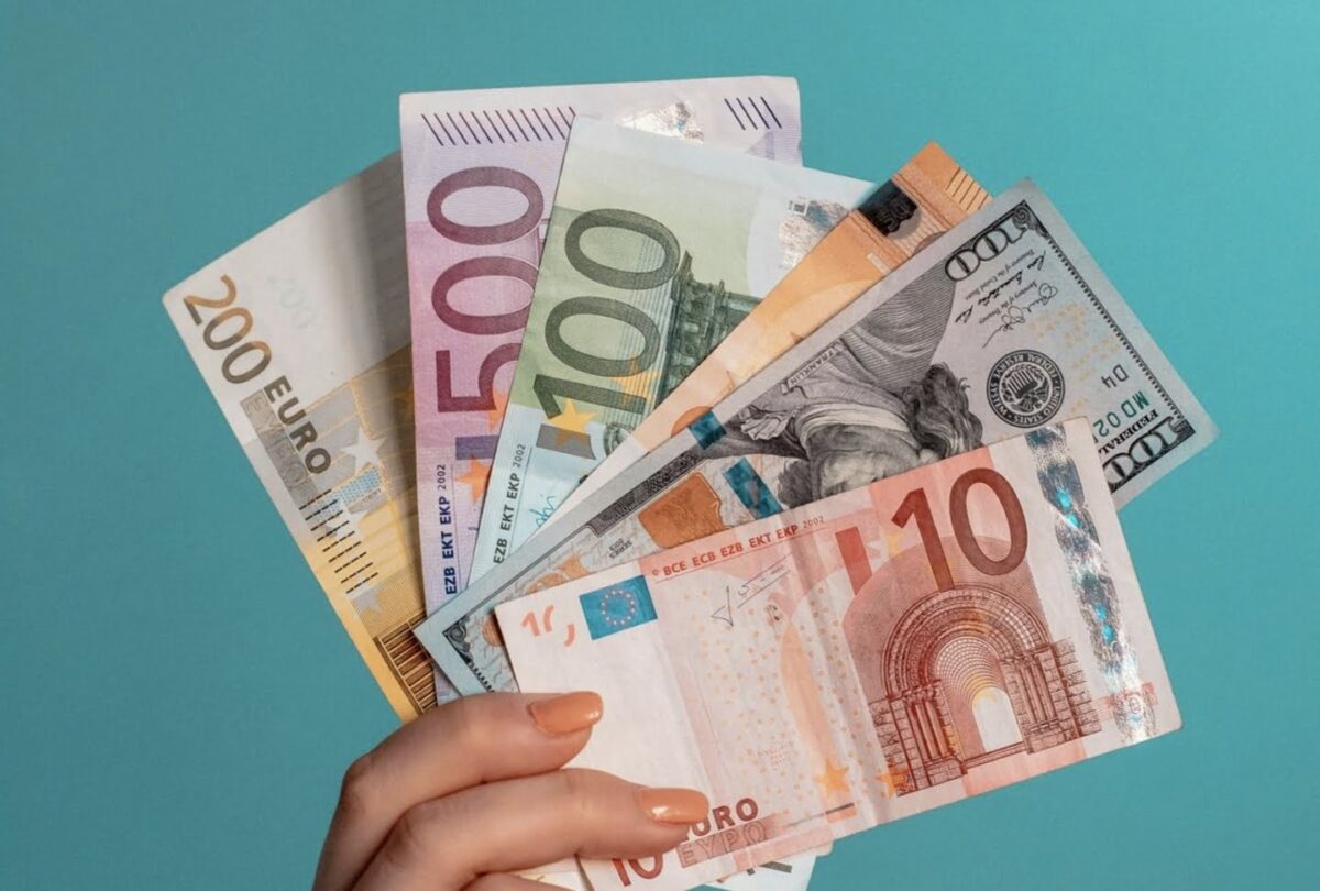 Cursul valutar anunțat de BNR pentru ziua de joi, 16 mai 2024: Moneda euro și dolarul american se află în scădere