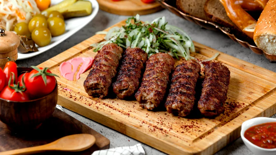Câți mici a comandat un singur român la o terasă de 1 Mai. Numărul l-a uimit până și pe grătargiu