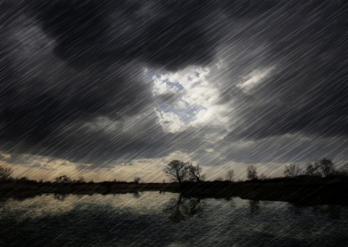 Cod galben și portocaliu de vânt, ploi și descărcări electrice în mai multe regiuni din țară: Care sunt zonele vizate? Prognoza meteo pentru miercuri, 12 martie 2025