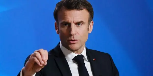 Criză fără precedent. Macron este cu un picior în groapă