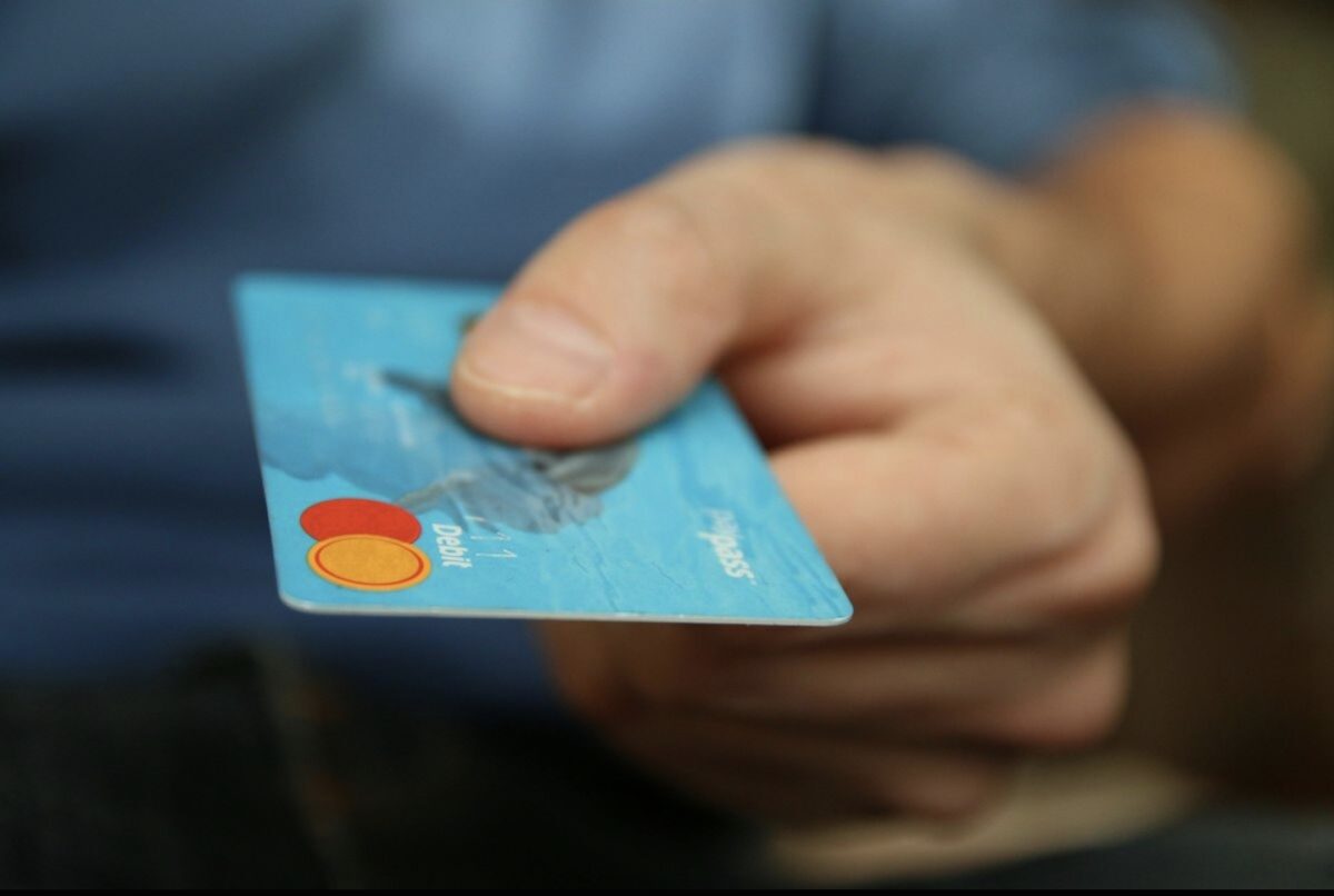 Ajutorul social crește în 2025! Ce sume vor primi românii direct pe card