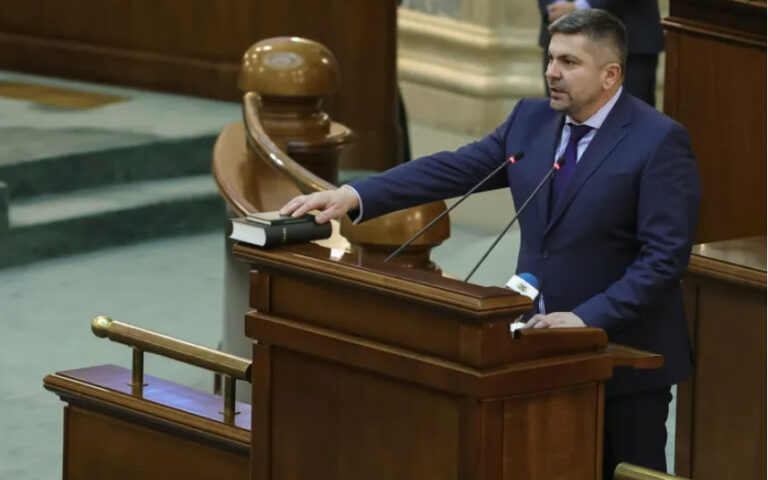 Cine este parlamentarul care a tipat „Sa va fie rusine”, inainte ca Nicusor Dan sa depuna juramantul