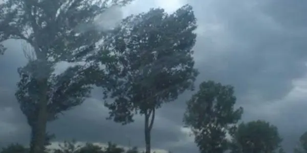 România, înghițită de ape! Vijeliile au făcut prăpăd: Oameni evacuați, case distruse și pene de curent. Este în vigoare un cod roșu de inundații