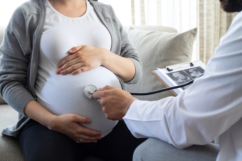 Se dau 15.000 de lei pentru cei care vor să devină părinți. Care sunt condițiile