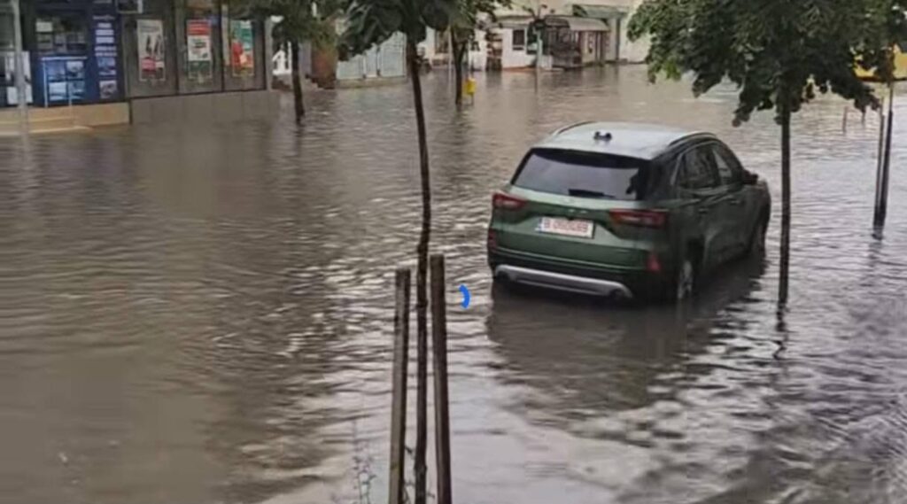 Un bărbat a murit după ce a căzut într-un râu, în Caraș-Severin! Meteorologii au emis un cod galben și portocaliu de inundații și vreme severă