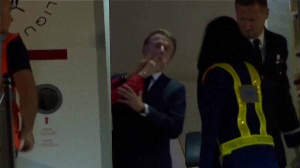 Emmanuel Macron pălmuit de Brigitte în fața camerelor? Cum a explicat incidentul anturajul preşedintelui francez