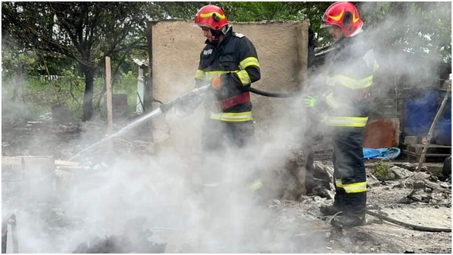Tragedie în Ialomița, după ce o casă a fost cuprinsă de flăcări. Două persoane au fost găsite carbonizate