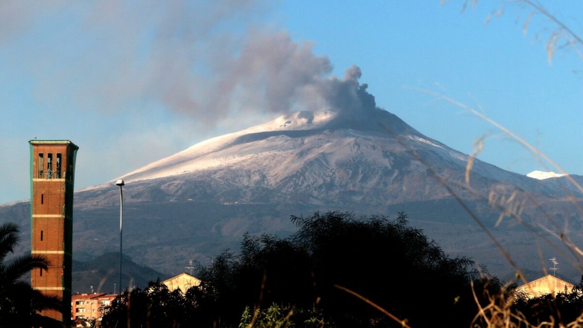 Vulcanul Etna a erupt: alertă roșie