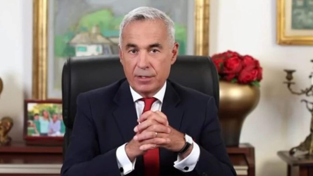 Călin Georgescu, la sediul Poliției Ilfov pentru semnarea controlului judiciar. Susținătorii l-au întâmpinat cu flori și scandări: „Călin, te iubim”