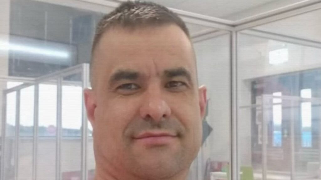 El este bărbatul din Iași care a murit după ce s-a intoxicat cu ciupercile pe care le-a cules din pădure! Soția și mama acestuia se află în stare gravă la spital. Filmul complet al tragediei