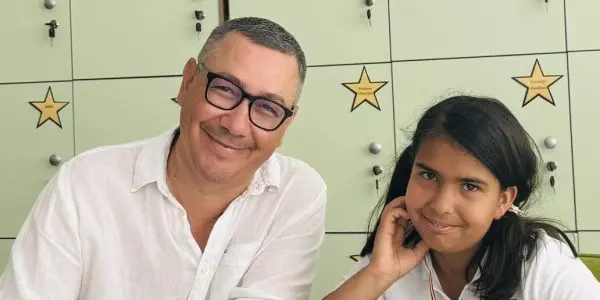 Imagini rare cu Maria, fetița adoptată de Victor Ponta și Daciana Sârbu. Cei doi au fost surprinși împreună la școala micuței, deși au divorțat