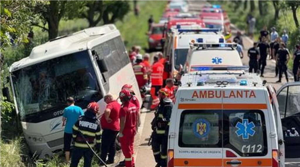 A fost activat Planul Roșu de Intervenție în județul Botoșani! Un autocar cu 12 persoane s-a răsturnat