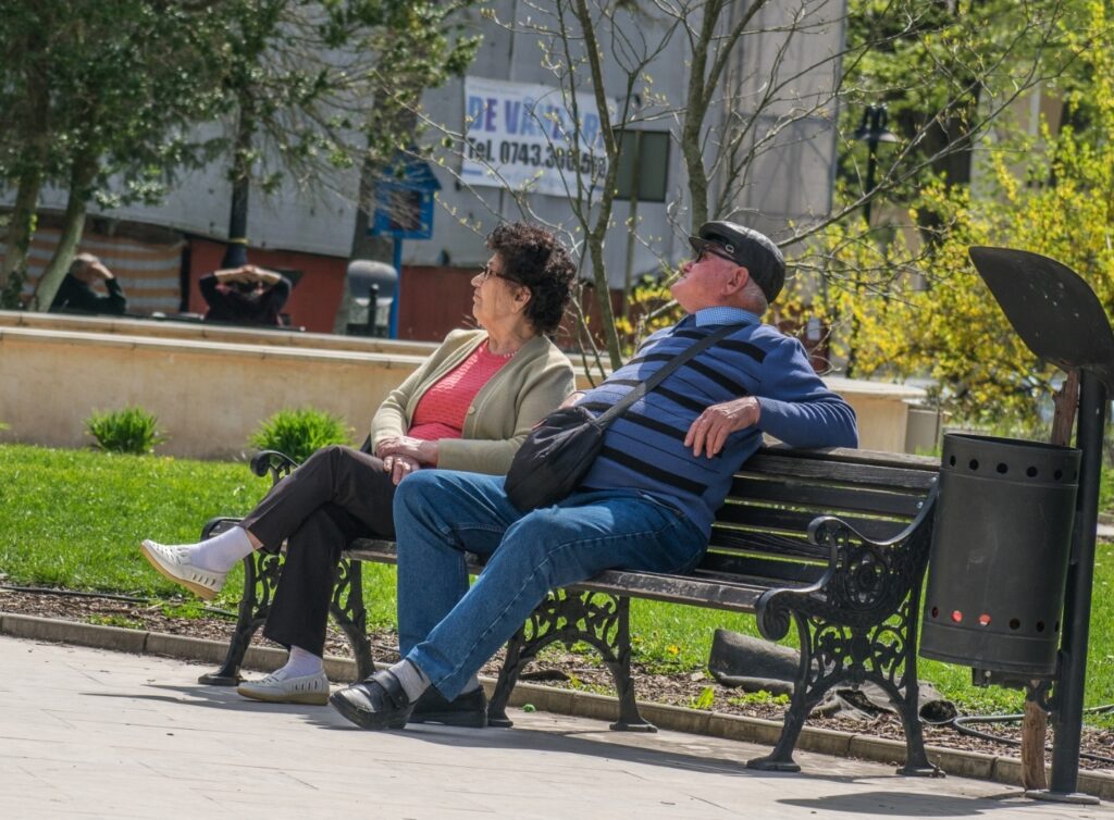 Toți pensionarii trebuie să știe! Ce se întâmplă cu pensiile virate pe card în luna iunie 2025