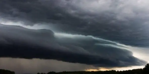 România, prinsă între caniculă și furtuni. Cod portocaliu de temperaturi extreme și alertă de vijelii și ploi torențiale