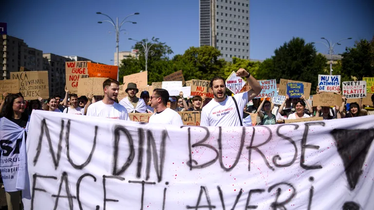 Studenții au ieșit în stradă, după ce ministrul Educației a anunțat că le taie din bani: „Nu din burse faceți averi”