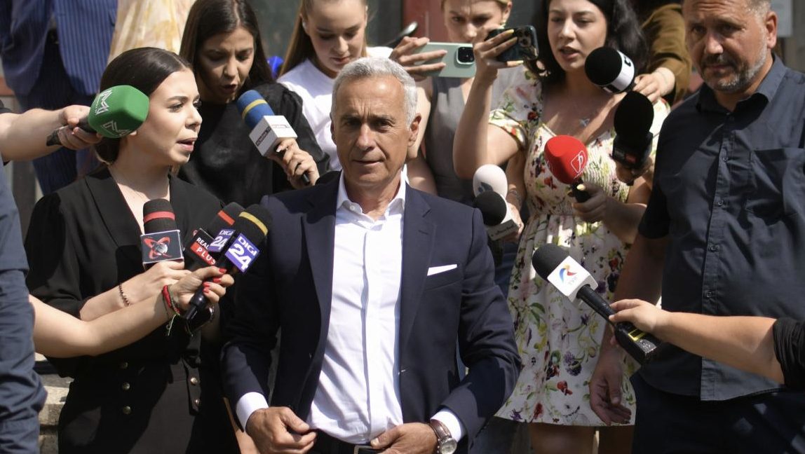 Ce se întâmplă chiar acum cu fostul candidat, abia a ieșit de la instanță. Călin Georgescu face acuzații dure