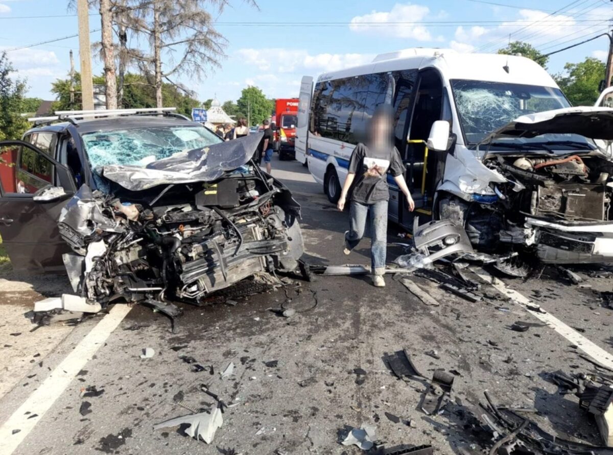 Știri Accident îngrozitor între un microbuz plin cu oameni și o mașină. Sunt cel puțin 10 victime