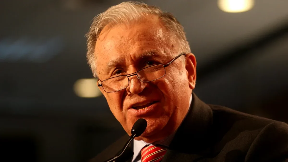 Ion Iliescu are cancer pulmonar, confirmă Spitalul SRI din București. „Dimineață, a suferit o intervenție sub anestezie generală. Starea generală, staționară”