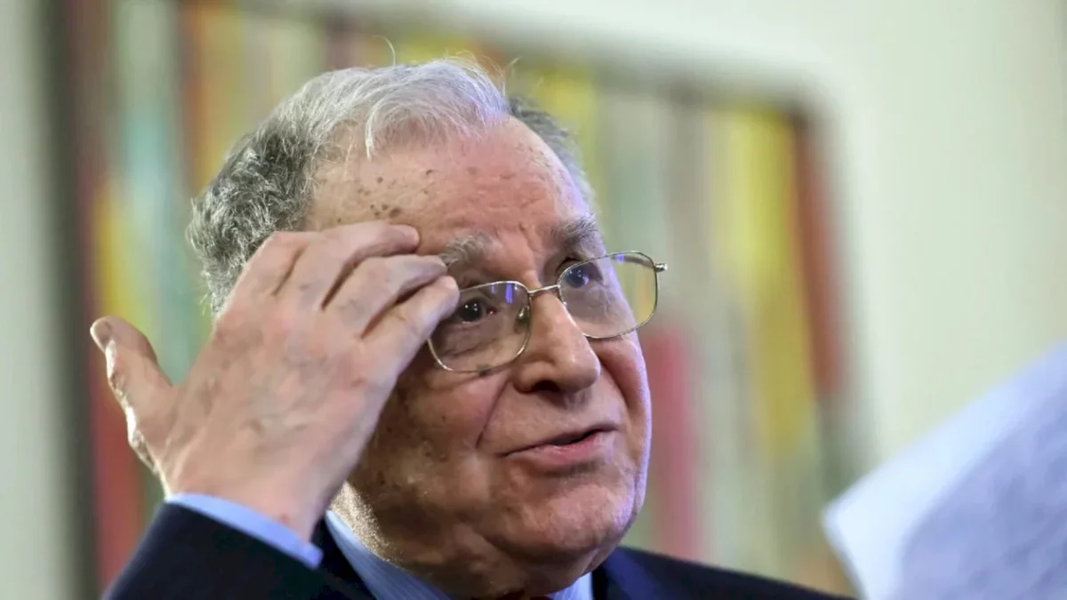 UPDATE | Starea lui Ion Iliescu, spre ușoară ameliorare, dar nu poate respira singur. Cel mai nou buletin medical de la Spitalul SRI