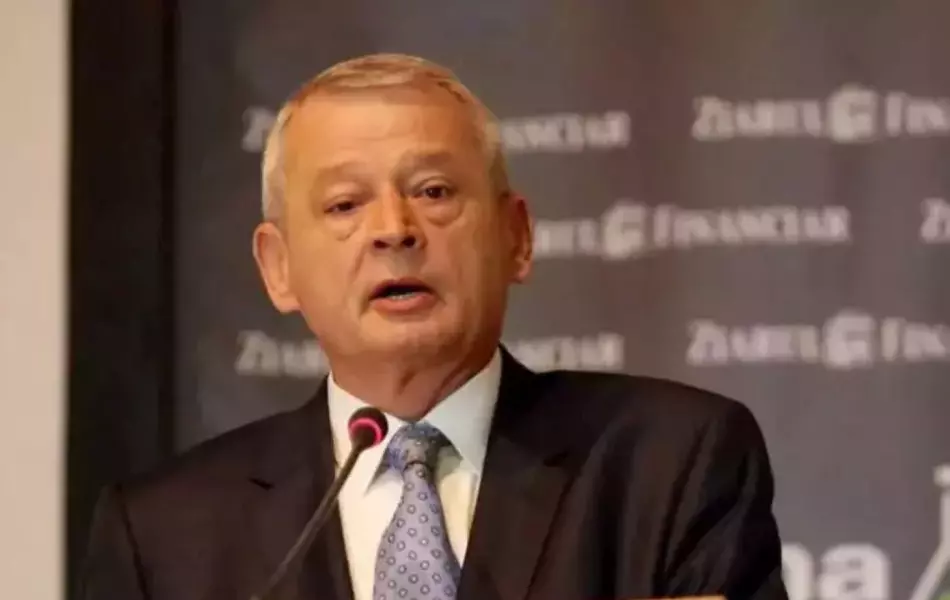 Sorin Oprescu se relaxează în Grecia, în timp ce în România are o condamnare de 10 ani și 8 luni de pușcărie. Cum a fost surprins fostul primar al Capitalei la o terasă din Halkidiki