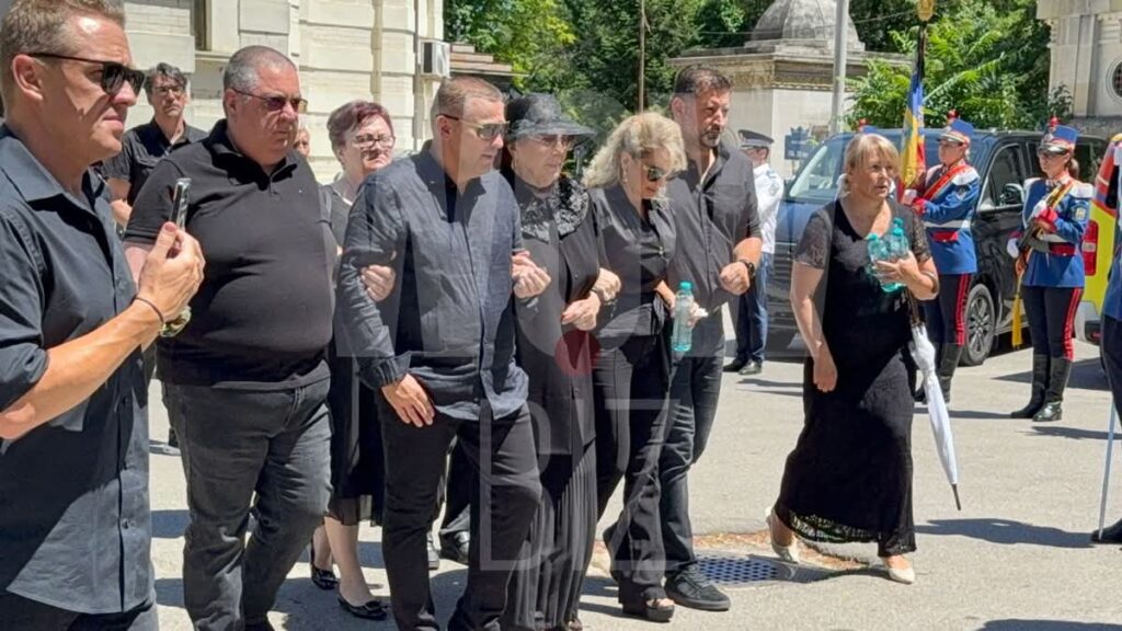 Primele imagini de la înmormântarea lui Ion Cernea! Soțul Irinei Loghin este condus pe ultimul drum cu onoruri militare. Momente dureroase la cimitirul Bellu, înainte ca fostul sportiv să fie dus la groapă