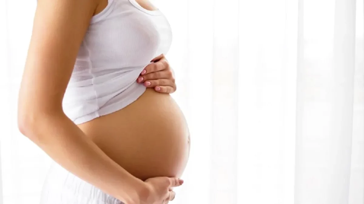 Guvernul pregătește o tăiere dură pentru mame: indemnizațiile pentru creșterea copilului ar putea scădea la 75%