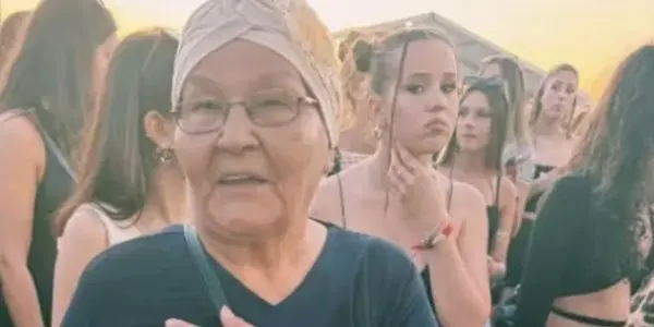 Bunica de la „Beach, Please! 2025” a emoționat o țară întreagă. Gestul de iubire necondiționată pentru nepotul ei a devenit viral
