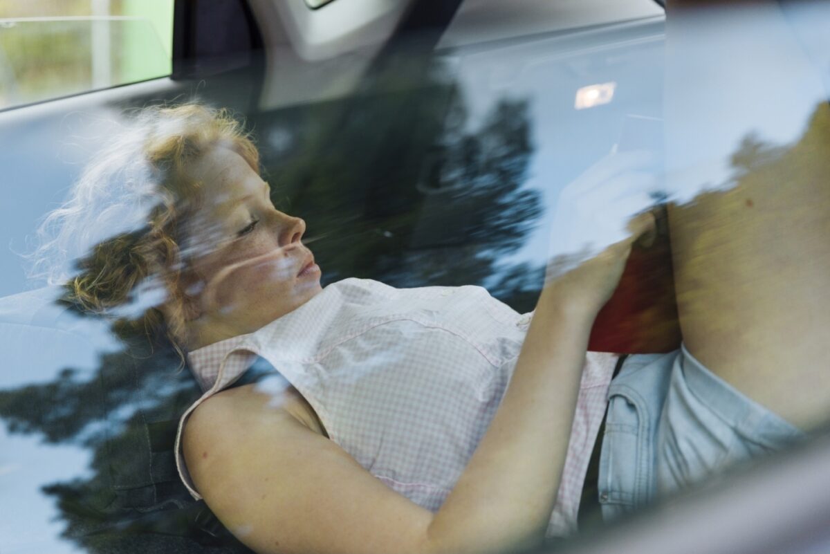 O fetiță de 9 ani a îndurat șase ore de chin până când a murit. Propria mamă a lăsat-o în mașină, în soare, cât ea era la muncă