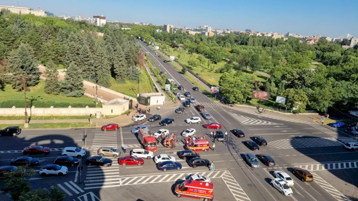 BREAKING | Accident îngrozitor, cu ambulanță răsturnată în intersecție la Piața Națiunile Unite. Echipaje de salvare la fața locului