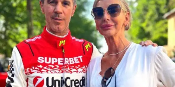 Imaginile durerii la căpătâiul lui Mihai Leu. Soția marelui sportiv, consolată de sute de oameni la Hunedoara